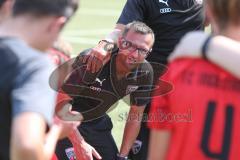 2. Bundesliga Frauen - FC Ingolstadt 04 - DSC Arminia Bielefeld - Trainer Ziegler Alexander redet nach dem Spiel mit den Spielerinnen - Foto: Jürgen Meyer