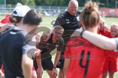 2. Bundesliga Frauen - FC Ingolstadt 04 - DSC Arminia Bielefeld - Trainer Ziegler Alexander redet nach dem Spiel mit den Spielerinnen - Foto: Jürgen Meyer