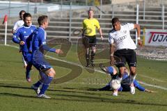 FC Ingolstadt 04 II gegen FV Illertissen - Quaner Collin lässt Gegenspieler aussteigen - Foto: Jürgen Meyer