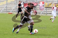 Regionalliga Bayern FC Ingolstadt 04 II - SpVgg Bayern Hof - Ofosu Reagy (schwarz FC Ingolstadt) auf dem Weg zum 1:1 Ausgleichstreffer - Foto: Jürgen Meyer