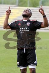 Regionalliga Bayern FC Ingolstadt 04 II - SpVgg Bayern Hof - Ofosu Reagy (schwarz FC Ingolstadt) freut sich zum 1:1 Ausgleichstreffer - Foto: Jürgen Meyer