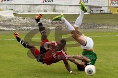 FC Ingolstadt II - 1.FC Schweinfurt 05 - Ofosu Reagy (rot FC Ing II) im Zweikampf - Foto: Jürgen Meyer