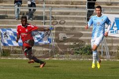 FC Ingolstadt 04 II - TSV 1860 München II  - Ofosu Reagy (rot FC II ) passt in den Strafraum - Foto: Jürgen Meyer