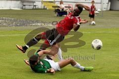 FC Ingolstadt II - 1.FC Schweinfurt 05 - Ofosu Reagy (rot FC Ing II) im Zweikampf - Foto: Jürgen Meyer