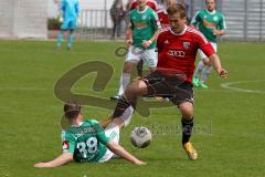 FC Ingolstadt 04 II - SV Schalding-Heining - Günther Schmidt (rot FC Ingolstadt) - Escherich Sebastian (grün Schalding) - Foto: Jürgen Meyer