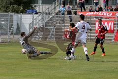 Regionalliga - FC Ingolstadt 04 II - FC Bayern München Amateure -Müller Stefan rot FC Ingolstadt 04 II mit der Chance zum 1:0 Führungstreffer - Zingele Leopold Torwart FC Bayern München Amateure - Buck Stefan #4 weiss FC Bayern München Amateure - Foto: Jü