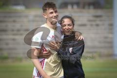 A-Junioren Bundesliga Süd/Südwest - Fußball - FC Ingolstadt 04 - FC Heidenheim - Paul Polauke (#25 FCI 04 A-Junioren) umarmt Sabrina Wittmann (#Chef-Trainerin FCI 04 A-Junioren)