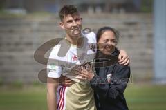 A-Junioren Bundesliga Süd/Südwest - Fußball - FC Ingolstadt 04 - FC Heidenheim - Paul Polauke (#25 FCI 04 A-Junioren) umarmt Sabrina Wittmann (#Chef-Trainerin FCI 04 A-Junioren)