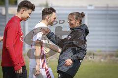 A-Junioren Bundesliga Süd/Südwest - Fußball - FC Ingolstadt 04 - FC Heidenheim - Sieg für den FCI - Sabrina Wittmann (#Chef-Trainerin FCI 04 A-Junioren)  umarmt Philipp Herrmann (#8 FCI 04 A-Junioren)