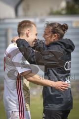 A-Junioren Bundesliga Süd/Südwest - Fußball - FC Ingolstadt 04 - FC Heidenheim - Sieg für den FCI - Sabrina Wittmann (#Chef-Trainerin FCI 04 A-Junioren)  umarmt Felix Bachmann (#2 FCI 04 A-Junioren)