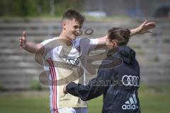 A-Junioren Bundesliga Süd/Südwest - Fußball - FC Ingolstadt 04 - FC Heidenheim - Paul Polauke (#25 FCI 04 A-Junioren) umarmt Sabrina Wittmann (#Chef-Trainerin FCI 04 A-Junioren)