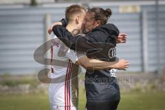 A-Junioren Bundesliga Süd/Südwest - Fußball - FC Ingolstadt 04 - FC Heidenheim - Sieg für den FCI - Sabrina Wittmann (#Chef-Trainerin FCI 04 A-Junioren)  umarmt Felix Bachmann (#2 FCI 04 A-Junioren)