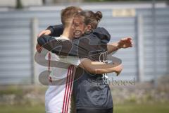 A-Junioren Bundesliga Süd/Südwest - Fußball - FC Ingolstadt 04 - FC Heidenheim - Sieg für den FCI - Sabrina Wittmann (#Chef-Trainerin FCI 04 A-Junioren)  umarmt Felix Bachmann (#2 FCI 04 A-Junioren)