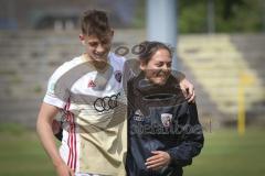 A-Junioren Bundesliga Süd/Südwest - Fußball - FC Ingolstadt 04 - FC Heidenheim - Paul Polauke (#25 FCI 04 A-Junioren) umarmt Sabrina Wittmann (#Chef-Trainerin FCI 04 A-Junioren)