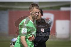 A-Junioren Bundesliga Süd/Südwest - Fußball - FC Ingolstadt 04 - FC Heidenheim - Sieg für den FCI - Sabrina Wittmann (#Chef-Trainerin FCI 04 A-Junioren)  umarmt Lukas Schellenberg (#1 TW FCI 04 A-Junioren)