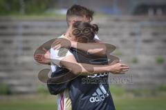 A-Junioren Bundesliga Süd/Südwest - Fußball - FC Ingolstadt 04 - FC Heidenheim - Paul Polauke (#25 FCI 04 A-Junioren) umarmt Sabrina Wittmann (#Chef-Trainerin FCI 04 A-Junioren)