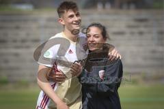 A-Junioren Bundesliga Süd/Südwest - Fußball - FC Ingolstadt 04 - FC Heidenheim - Paul Polauke (#25 FCI 04 A-Junioren) umarmt Sabrina Wittmann (#Chef-Trainerin FCI 04 A-Junioren)