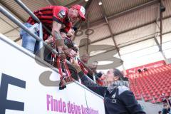 3. Liga; FC Ingolstadt 04 - VfB Lübeck; Sieg Jubel Freude Spieler bedanken sich bei den Fans Cheftrainerin Sabrina Wittman (FCI) Autogramm