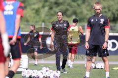 3. Liga; FC Ingolstadt 04 - Trainingsauftakt, erstes Training nach der Sommerpause; Cheftrainerin Sabrina Wittmann (FCI) gibt Anweisungen
