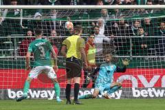 2.BL; SV Werder Bremen - FC Ingolstadt 04; Torwart Dejan Stojanovic (39 FCI) Anthony Jung (3 Bremen) Torschuß