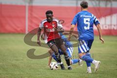 Kreisliga - Saison 2026/27- Türkisch SV Ingolstadt - SV Hundszell - Boubacarr Saho rot Türkisch  - Manuel Wittmann blau Hundszell - Tim Liesegang blau Hundszell - Foto: Meyer Jürgen