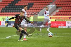 2.BL; FC Ingolstadt 04 - SG Dynamo Dresden; Schuß Filip Bilbija (35, FCI) Aidonis Antonis (23 Dresden)