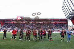 3. Liga; SSV Jahn Regensburg - FC Ingolstadt 04; Spieler bedanken sich bei den Fans Ehrenrunde