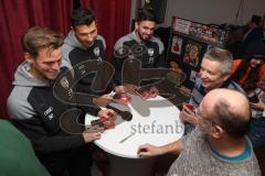 2024_1_16 - 3. Liga - Saison 2023/24 - Fantreffen - FC Ingolstadt 04 -  - beim Autogramm schreiben  - Simon Lorenz (Nr.32 - FC Ingolstadt 04) - Lukas Fröde (Nr.34 - FC Ingolstadt 04) - Pascal Testroet (Nr.37 - FC Ingolstadt 04) Foto: Meyer Jürgen