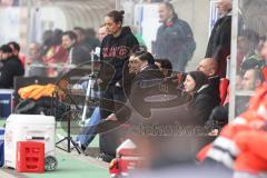 3. Liga; Rot-Weiss Essen - FC Ingolstadt 04; Ratlos an der Bank Cheftrainerin Sabrina Wittmann (FCI) Co-Trainer Fabian Reichler (FCI) Co-Trainer Ilia Gurev (FCI)