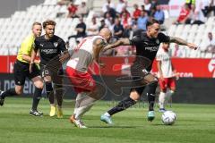 3. Liga; Rot-Weiss Essen - FC Ingolstadt 04; Zweikampf Kampf um den Ball Patrick Schmidt (9, FCI) Herzenbruch Felix (3 RW) Hawkins Jalen (20 FCI)