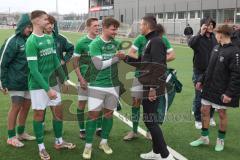 2024_2_17 - Saison 2023/24 - AUDI-Schanzer Amateur Cup - SV Hundszell - FC Gerolfing - Finale - Siegerehrung - Cheftrainer Michael Köllner (FC Ingolstadt 04) beglückwünscht den 1. Sieger FC Gerolfing - XXXXX - Foto: Meyer Jürgen