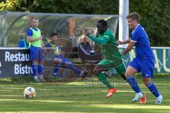 Bezirksliga Oberbayern Nord - SV Manching - SV Nord Lerchenau - Ousseynou Tamba (#10 Manching) grün - Hafner Korbinian blau Lerchenau - Foto: Jürgen Meyer