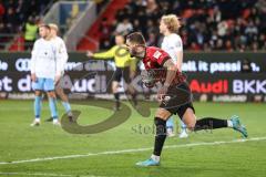3. Liga; FC Ingolstadt 04 - TSV 1860 München; Tor Jubel Treffer Anschlusstreffer, Pascal Testroet (37, FCI) holt den Ball aus dem Tor, Hiller Marco (1 TSV)