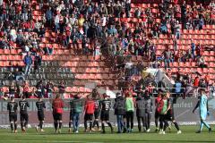 2.BL; FC Ingolstadt 04 - Holstein Kiel; das Team geht zu den Fans und bedankt sich, 1:1