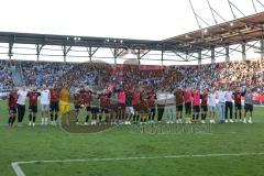 3. Liga; FC Ingolstadt 04 - TSV 1860 München; Sieg Jubel Freude Spiel ist aus 2:1, Spieler bedanken sich bei den Fans, Tanz