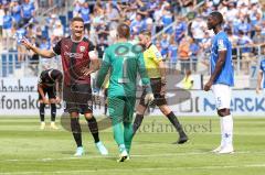 2.BL; SV Darmstadt 98 - FC Ingolstadt 04 - nicht gegebener Elfmeter, Stefan Kutschke (30, FCI) scherzt mit Torwart Schuhen Marcel (1 SVD)