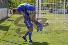 A-Klasse - FT Ingolstadt Ringsee - MBB SG Manching - Der 0:2 Führungstreffer durch Kevin Patolla blau Manching - Emre Erbas blau Manching hebt den Torschützen hoch - Foto: Jürgen Meyer