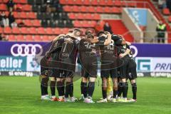 3. Liga; FC Ingolstadt 04 - SC Verl; Teambesprechung auf dem Feld vor dem Spiel