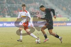 3. Liga; SSV Jahn Regensburg - FC Ingolstadt 04; Marcel Costly (22, FCI) Zweikampf Kampf um den Ball Wurm Leopold (37 SSV)