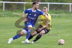 Kreisliga - Saison 2022/2023 - TSV Oberhaunstadt - FC Hitzhofen - David Polster blau Oberh.stadt - Matthias Wild gelb Hitzhofen - Foto: Meyer Jürgen