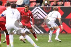 3. Liga; FC Ingolstadt 04 - 1. FC Saarbrücken; Yann Sturm (7, FCI) Zweikampf Kampf um den Ball Fahrner Philip (2 FCS) Sonnenberg Sven (4 FCS)