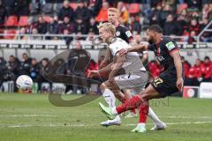 3. Liga; SV Wehen Wiesbaden - FC Ingolstadt 04; Zweikampf Kampf um den Ball Tobias Bech (11, FCI) Ezeh Brooklyn (37 SVW)