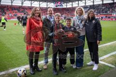 3. Liga; FC Ingolstadt 04 - FC Viktoria Köln; Aktion Schanzengeber Spieltag, Dr.Ute Röding (Audi), Alexandra Vey (FCI)