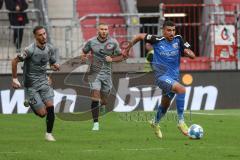 2.BL; FC St. Pauli - FC Ingolstadt 04, Angriff Nassim Boujellab (8, FCI) Paqarada Leart (23 Pauli) und Dittgen Maximilian (11 Pauli) folgen