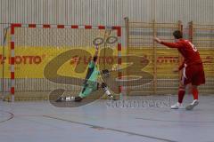 Lotto Bayern Hallencup - Saison 2024/25 - Türkisch SV Ingolstadt - TSV Ober./Unterhaunstadt- 6 meter schiessen - Martin Krumpietz TW Ober./Unterhaunstadt  - Aurel Kuqanaj rot Türkisch - Foto: Meyer Jürgen