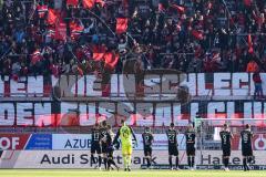 2.BL; FC Ingolstadt 04 - SSV Jahn Regensburg; vor dem Spiel das Team vor den Fans, Fan Fankurve Banner Fahnen Spruchband, Torwart Fabijan Buntic (24, FCI)