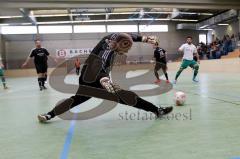 Hallenfussballturnier FC Gruen-Weiss Ingolstadt Demirtas Ibrahim (weiss- = Grn-Weiss Ingolstadt)) mit Schuss aufs Tor Foto: Juergen Meyer