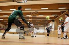 Hallenturnier in Gaimersheim TSV Gaimersheim gegen VFB Kipfenberg  Filipe Thingo (schwarz Gaimersheim) beim Torschuß  -  Foto: Jürgen Meyer