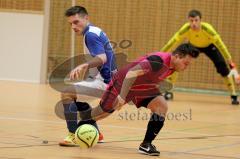 Fußball Hallenturnier in Gaimersheim Celik Onur (rot) wird gefoult Foto: Jürgen Meyer