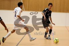 Hallenturnier in Gaimersheim TSV Gaimersheim gegen VFB Kipfenberg  Chalali Mohammed(weiß Kipfenberg) blockt den Ball -  Foto: Jürgen Meyer